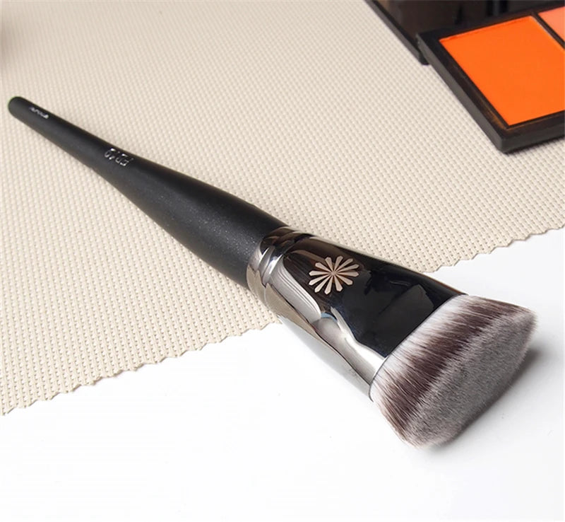 FB19 Foundation Brush Flat Dense